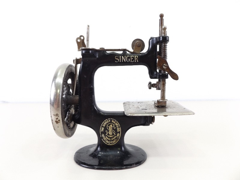 lot 102 image: Antique Cast Iron Childs Singer Sewing Machine