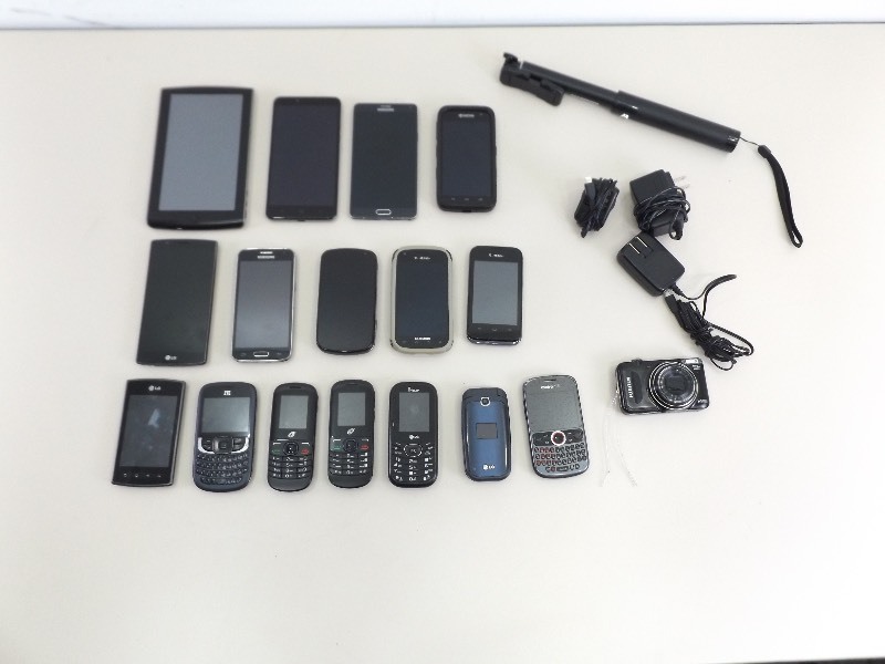 lot 124 image: Large lot of Smartphones, Electronics, Cameras, etc.