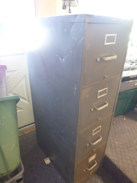 lot 30 image: 4 Drawer File Cabinet