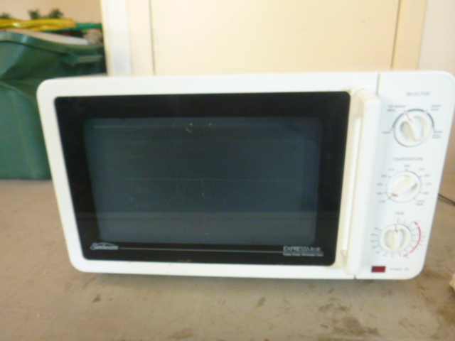 lot 31 image: Sunbeam Express Meals ToasterBroilerMicrowave Oven