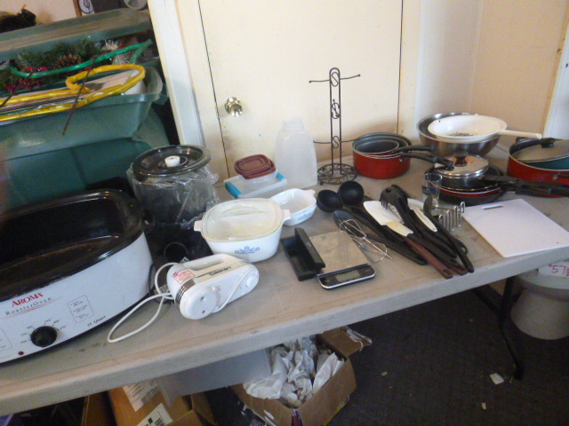lot 37 image: Kitchen Items