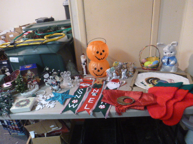 lot 44 image: Holiday Decorations