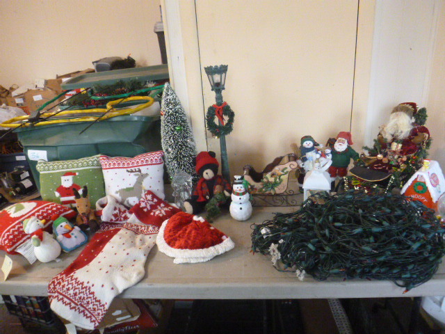 lot 47 image: Christmas Items