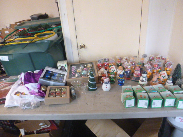 lot 48 image: Christmas Items