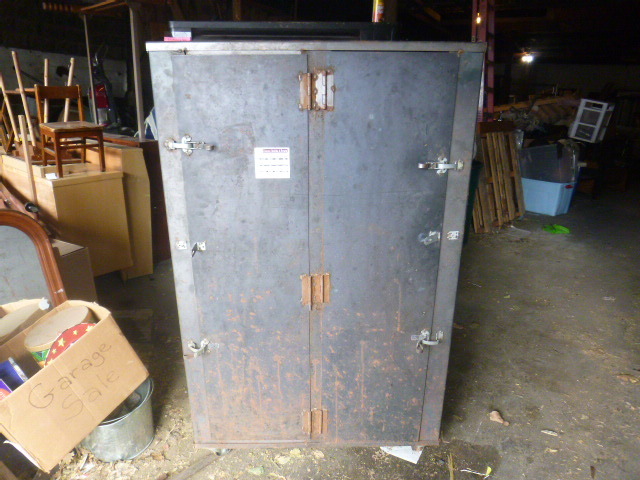 lot 82 image: Metal Cabinet