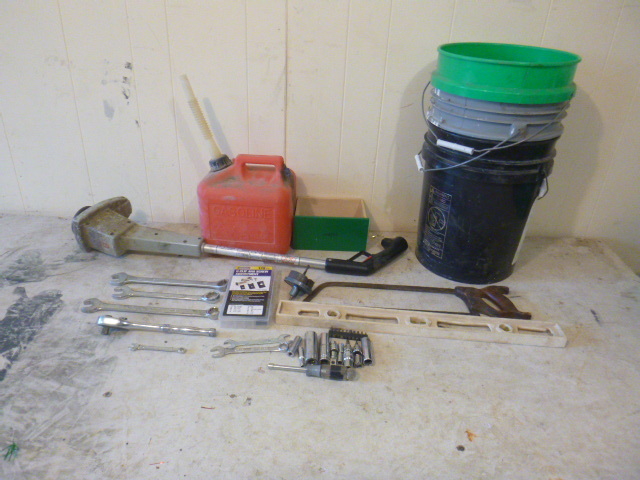 lot 87 image: Garage Items