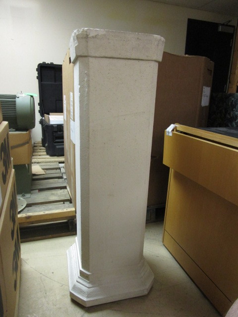 lot 520 image: DISPLAY PEDESTAL