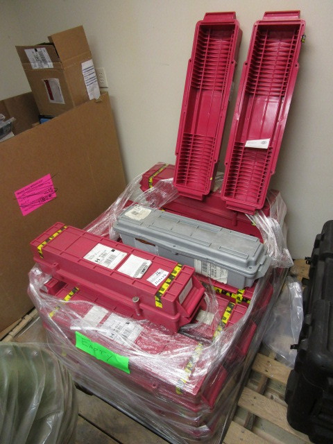 lot 525 image: HEAVY DUTY PLASTIC PARTS BINS