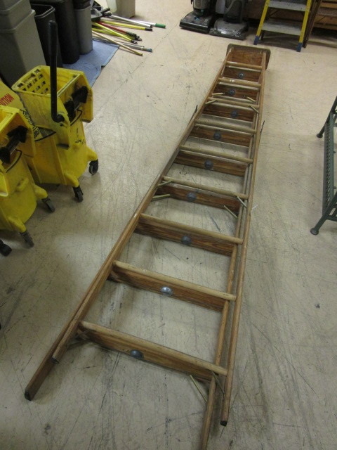 lot 527 image: KELLER HEAVY DUTY LADDER