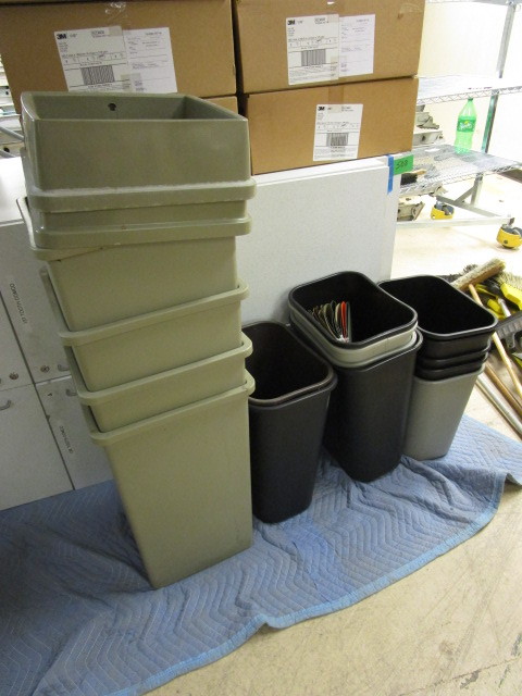 lot 529 image: PLASTIC GARBAGE RECEPTACLES