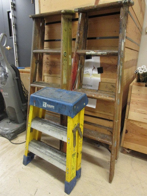 lot 532 image: SMALL LADDERS  STEP LADDER