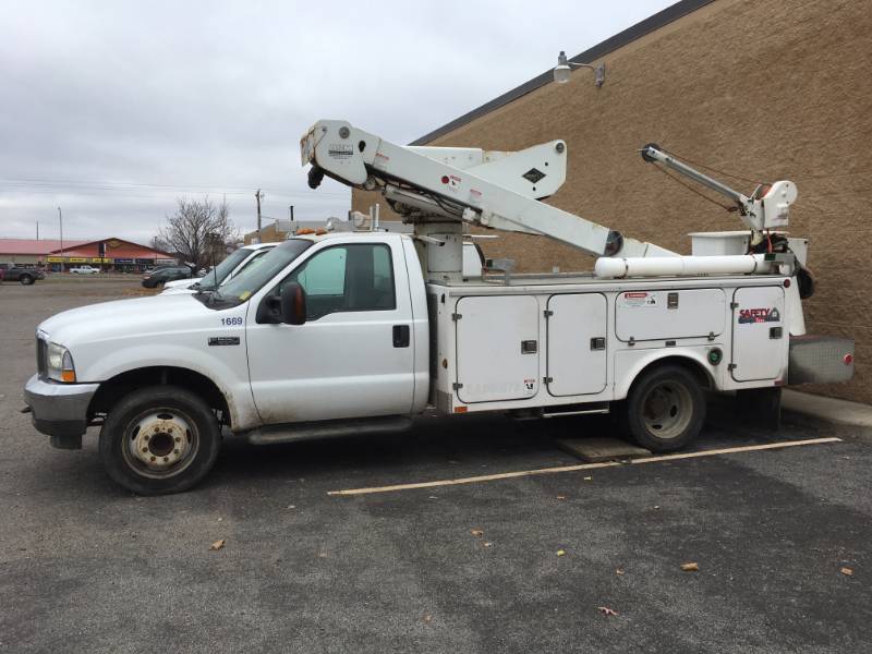 2003 FORD F550 BUCKET TRUCK - DIESEL V8 POWER STROKE - WILL NOT START - TURNS OVER - SOLD AS-IS (#1669)