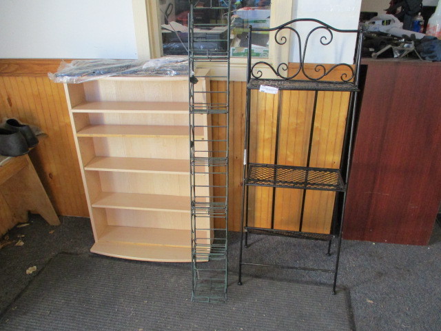 lot 7 image: Shelf Units