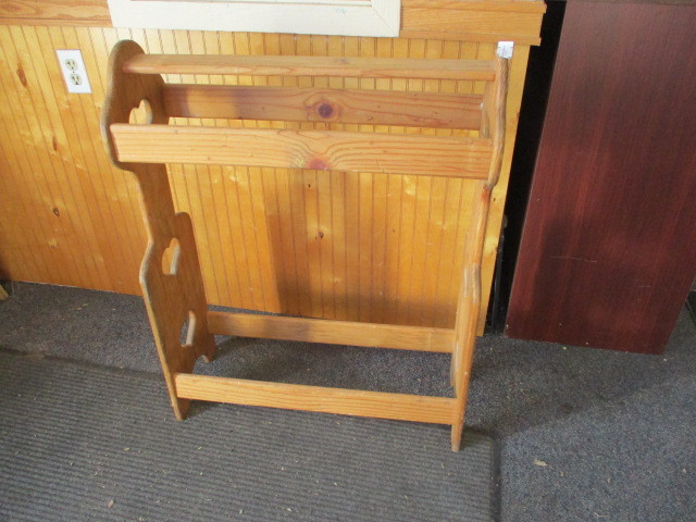 lot 9 image: Quilt Rack