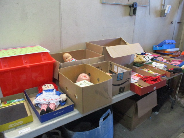 lot 14 image: Toys