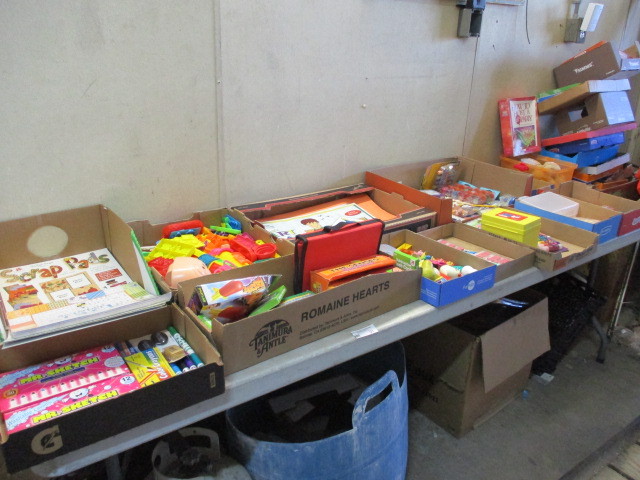 lot 21 image: Toys and crafts