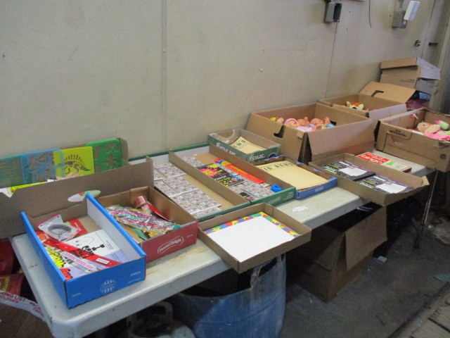 lot 38 image: Toys and crafts