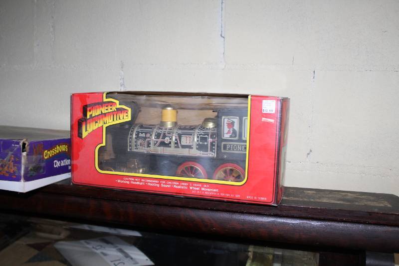 lot 25 image: Pioneer Locomotive Battery Operated Train