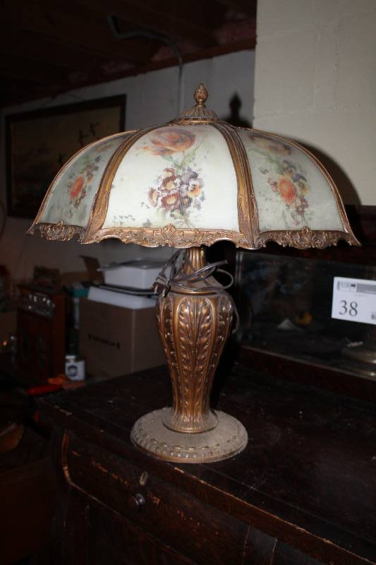 lot 30 image: 2-Lamp Table Lamp with Decorative Floral Glass Shade