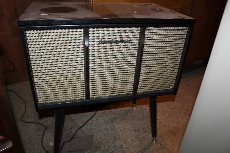 lot 39 image: Delmonico Nivico AMFMPhonograph Stereo Cabinet