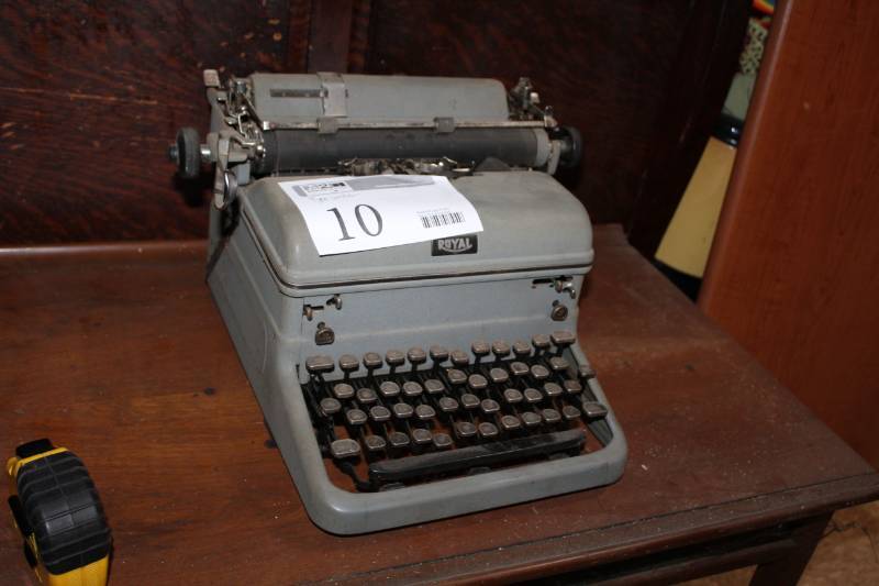 lot 10 image: Royal Portable Manual Ribbon Typewriter