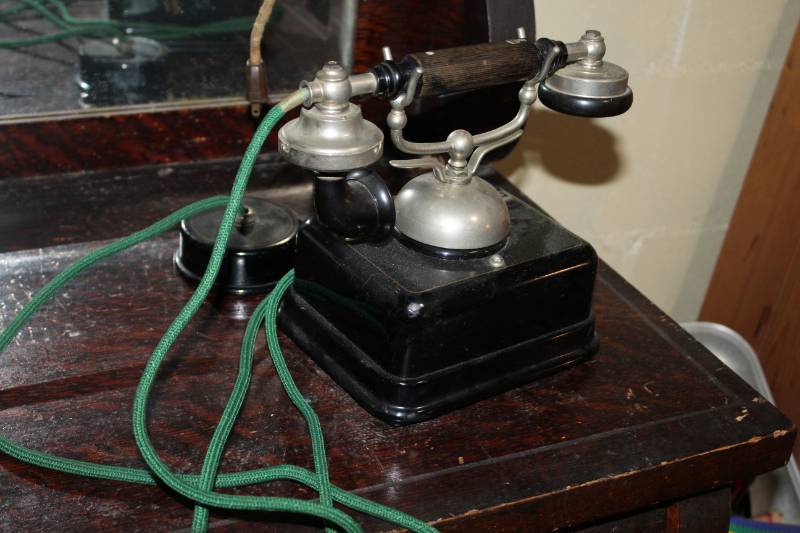 lot 15 image: Kjobenhavns Early European Ringer Desk Telephone