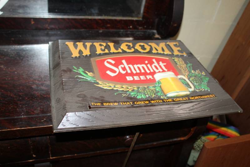 lot 13 image: Welcome Schmidt Beer The Brew That Grew With The Great Northwest Lighted Wall Art