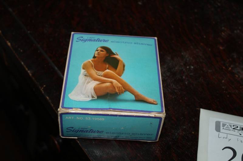 lot 20 image: Montgomery Ward Lady Signature Electric Shaver
