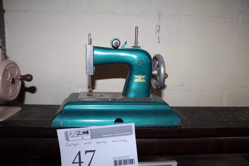 lot 47 image: Casige Mini Sewing Machine