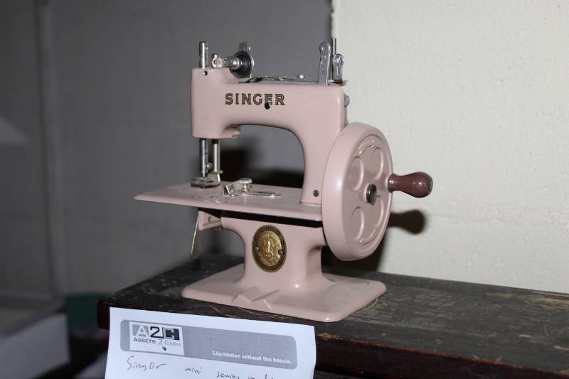lot 46 image: Singer Mini Sewing Machine