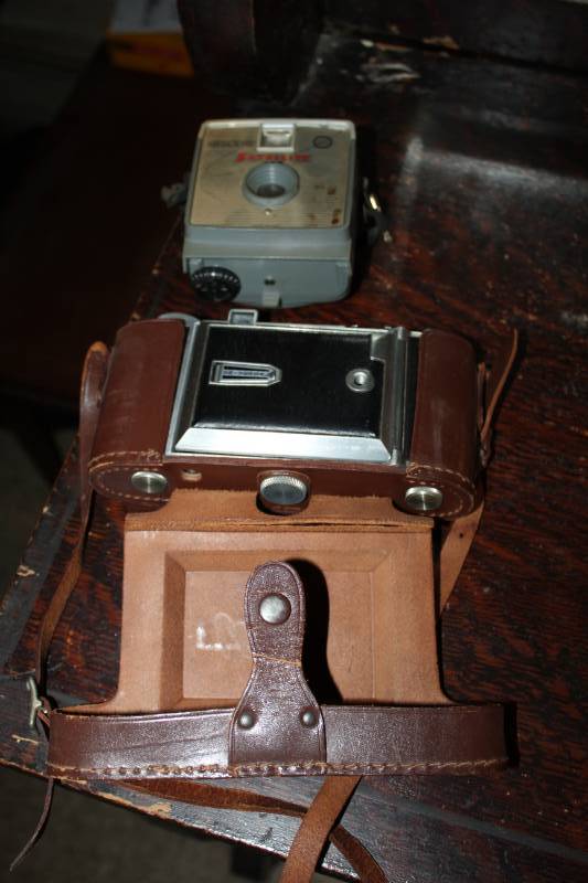 lot 50 image: Vintage Cameras - Mercury Satellite 127, Roamer 1