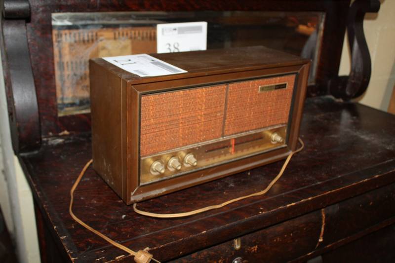 lot 21 image: General Electric AMFM Tube Radio with Dual Speakers