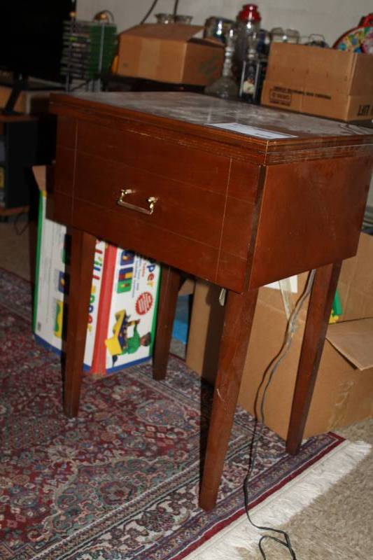 lot 7 image: Zig-Zag Sewmore Deluxe Sewing Machine Cabinet