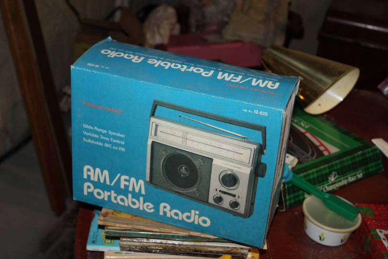 lot 90 image: Realistic AMFM Portable Radio