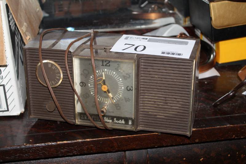 lot 70 image: Zenith AM Radio with Sleep Switch