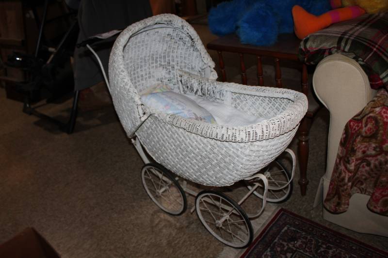 lot 109 image: Baby Doll Carriage