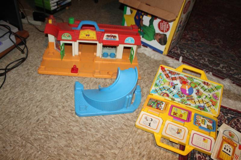 lot 117 image: Fisher Price Post Office and Track Ramp