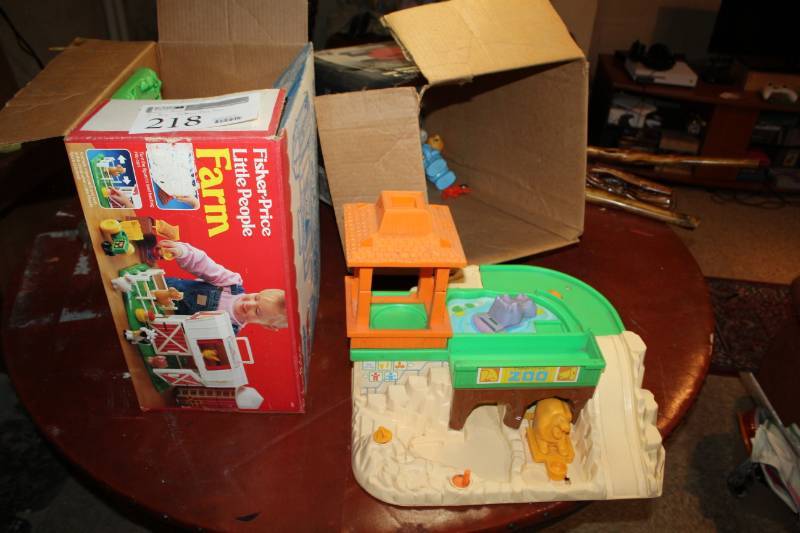 lot 218 image: Fisher Price Little People Farm Set, Zoo Ramp