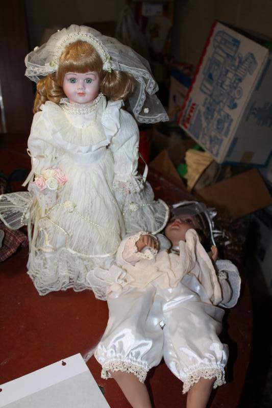 lot 120 image: Dolls
