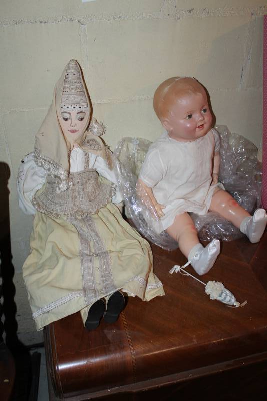 lot 119 image: Dolls