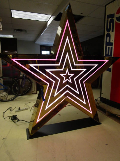 lot 701 image: MALL OF AMERICA MARQUEE STAR