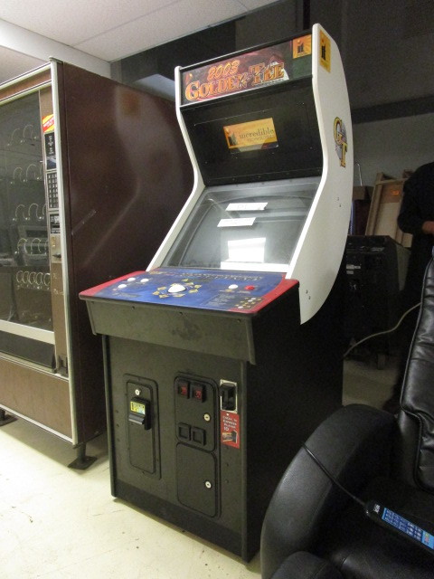 lot 705 image: 2003 GOLDEN TEE MACHINE