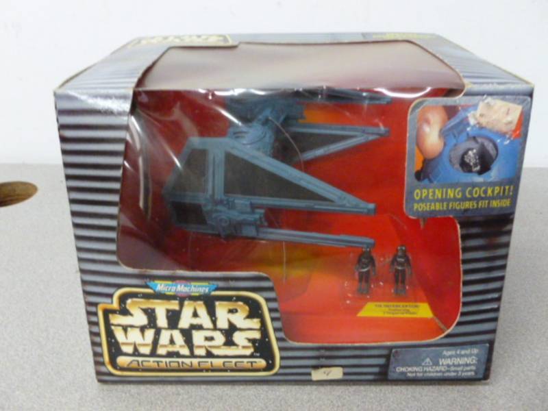 lot 15 image: Star Wars Collectible
