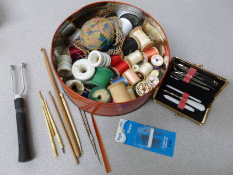 lot 78 image: Vintage Sewing Items