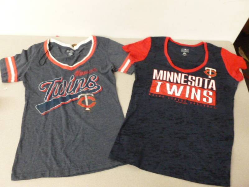 lot 136 image: Minnesota Twins Shirts