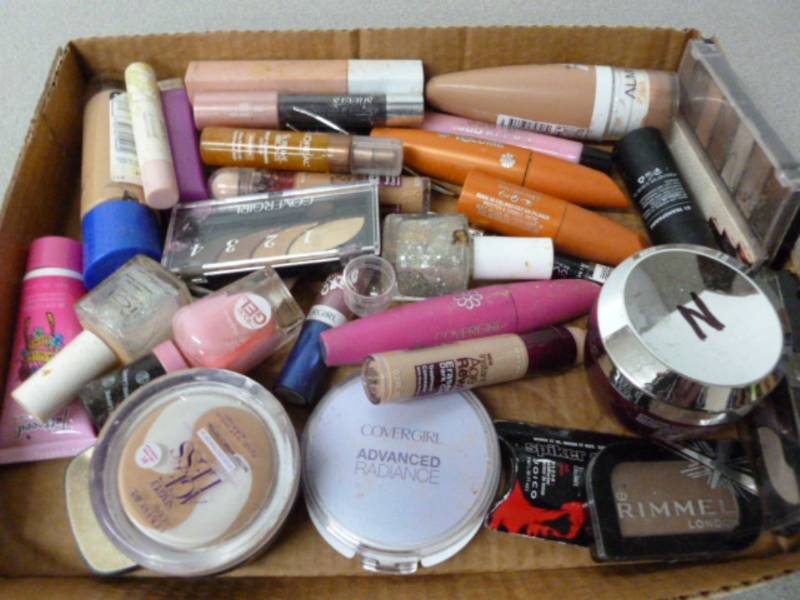 lot 171 image: Makeup