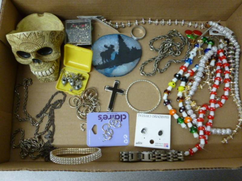 lot 189 image: Jewelry