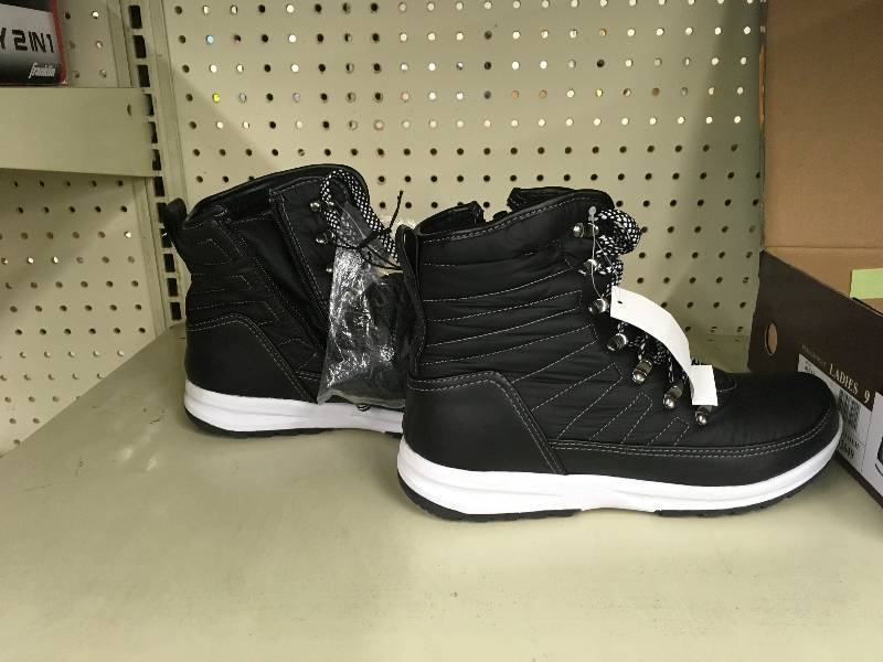 lot 20 image: Weatherproof Ladies Boot, Retail $24.99