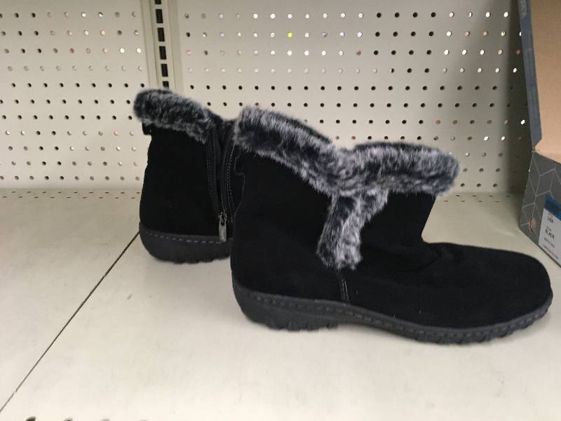 lot 40 image: Khombu Ladies All Weather Boots, Retail $24.99