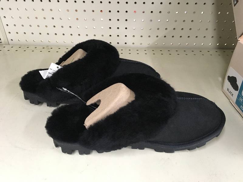 lot 50 image: Kirkland Signature Ladies Shearling, Retail $19.99